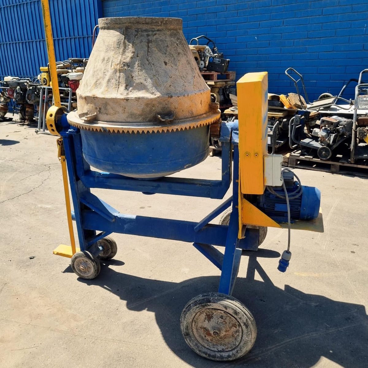 Betonera 200 Litros Volteo Lateral Electrica 1.5HP Nro.08